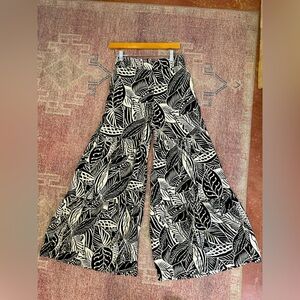 Rich & famous linen and rayon leaf print  tiered wide leg flowy pants size med